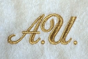 Золотые буквы на халате