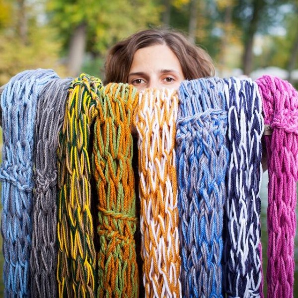 Разноцветные шарфы ручным вязанием