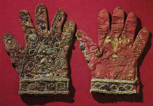 Старинные перчатки, расшитые бисером и камнями