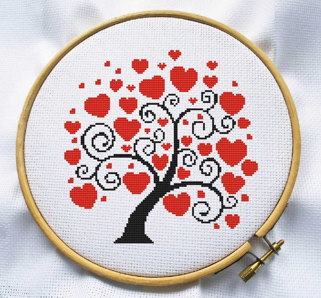 Дерево с сердечками