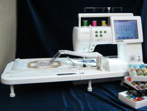 Швейно вышивальная машинка с клотсеттером