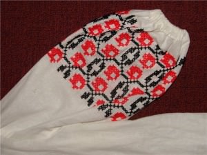 Вышитый узор на рукаве в стиле украинская вышивка