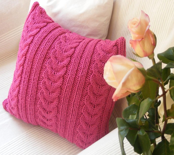 Розовая подушка с косами