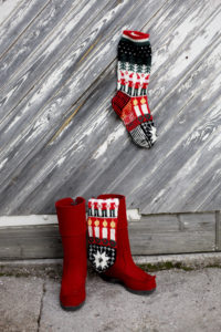 Вязаные носки с рождественскими мотивами