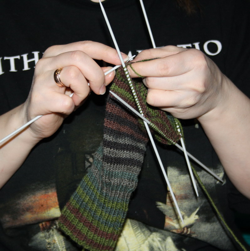 Процесс вязания носка на 4 спицах